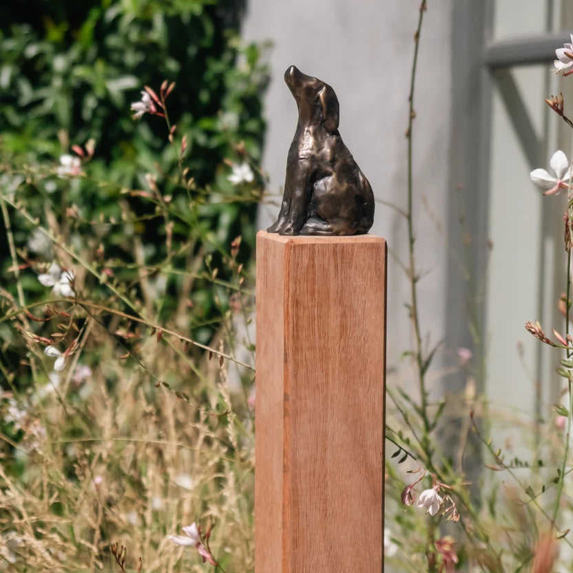 RBM JUPITER DOG MEMORIAL ON POST - FIGURINE ONLY