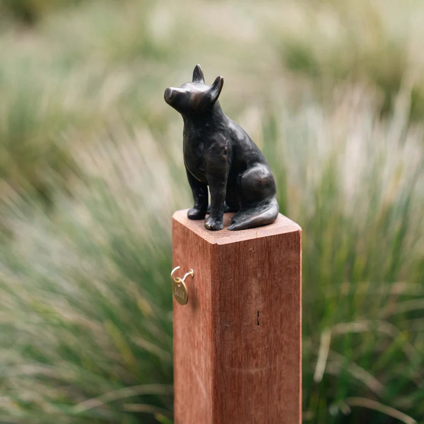 RBM VENUS DOG MEMORIAL ON POST - WITH POST