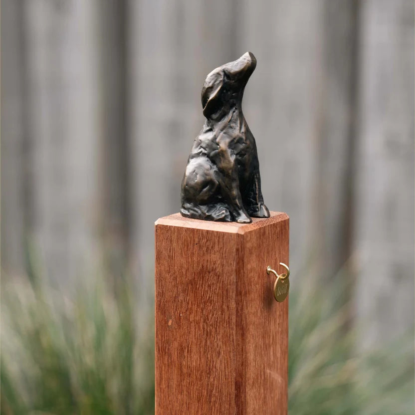 RBM JUPITER DOG MEMORIAL ON POST - FIGURINE ONLY