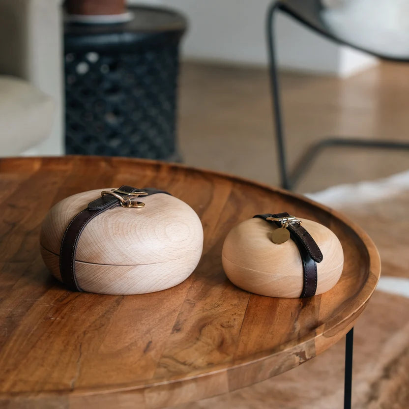 RBM ROUND BEECHWOOD PET URN WITH LEATHER COLLAR SMALL