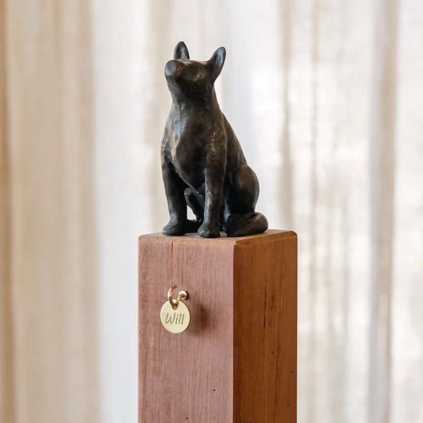 RBM VENUS DOG MEMORIAL ON POST - FIGURINE ONLY
